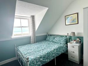 韦茅斯The Angove的一间卧室设有一张床和一个窗口