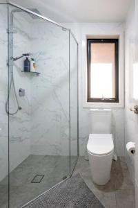 IngleburnLovely 4 bedrooms house to Ed station的一间带卫生间和玻璃淋浴间的浴室