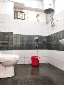 甘托克Hotel Sonar Tori的一间带卫生间和红色桶的浴室