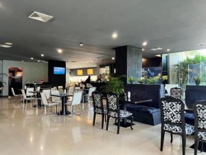 NaguanaguaHotel GH Guaparo INN的餐厅内带桌椅的用餐室