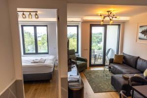 Novi BeogradApartments Royal - Sakura Park的客厅配有沙发和1张床