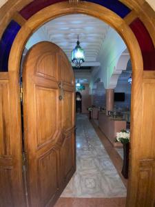 马拉喀什Riad malak的建筑中带大木门的拱门