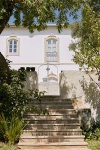 BordeiraSolar do Bisavô的白色房子前面的一套楼梯