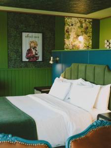 圣地亚哥Hotel Eco Boutique Bidasoa的一间卧室设有一张带绿色墙壁的大床