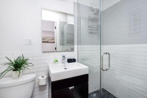 纽约1288-3RS New Renovated 2 Bedrooms的白色的浴室设有水槽和淋浴。