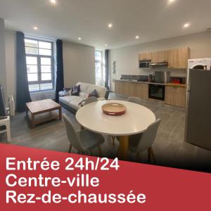 马耶讷"En Roue Libre" 45m2 au calme centre-ville rez-de-chaussée的一间带桌子的客厅和一间厨房