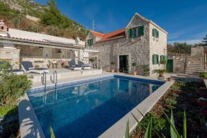 穆尔维察Luxury Villa Murvica with private pool near the beach in Murvica on Brac island的别墅前设有游泳池