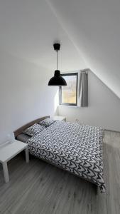 鲁比亚托沃Lubiatówki的卧室设有黑白床和窗户。