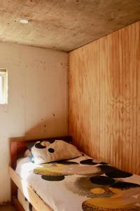 马坦萨斯Casa Mirador Roca的一间卧室,床上有牛图案