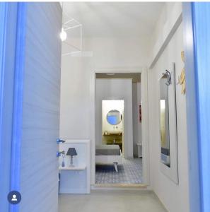 奥里亚D.HOME的走廊上设有一张床和镜子的房间