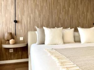 维塞乌VISEU EXECUTIVE Hotel的卧室配有带白色枕头的大床