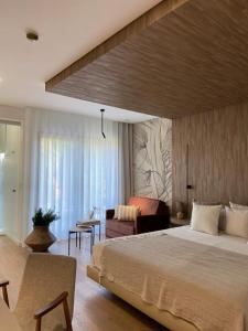维塞乌VISEU EXECUTIVE Hotel的一间带大床的卧室和一间客厅