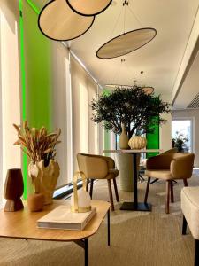 维塞乌VISEU EXECUTIVE Hotel的配有桌椅和绿色墙壁的客房