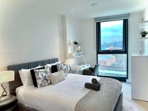 伦敦Battersea 3 Bedroom penthouse with private terrace的一间卧室设有一张大床和大窗户