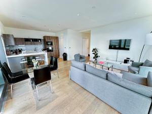 伦敦Battersea 3 Bedroom penthouse with private terrace的客厅配有沙发和桌子