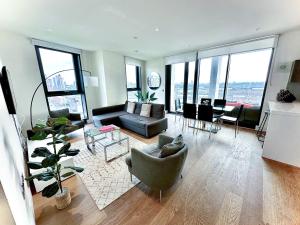 伦敦Battersea 3 Bedroom penthouse with private terrace的客厅配有沙发和桌子