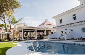奇克拉纳－德拉弗龙特拉诺沃玛酒店的别墅前设有游泳池