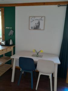 贝斯和圣阿纳斯泰斯T2 confortable - Piscine chauffée - Super Besse的一张餐桌,配有两把椅子和一张照片