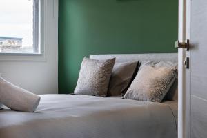 彼得伯勒Cross Street Suites by DH ApartHotels的绿色墙壁间的一张床位