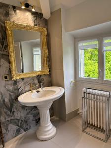 马尔萨克La maison au cèdre的一间带水槽和镜子的浴室