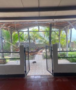 莱昂Casa pulpo的棕榈树建筑的大门