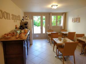 萨尔拉拉卡内达La Colline - Chambre d'hôtes - B&B的一间带桌椅的用餐室和一间厨房
