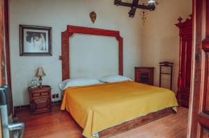 圣克里斯托瓦尔-德拉斯卡萨斯Casa de los Arcángeles的一间卧室配有一张床和一面大镜子