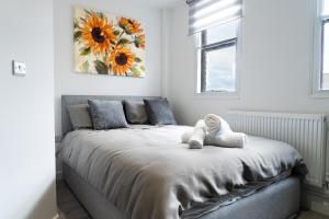 彼得伯勒Cross Street Suites by DH ApartHotels的一间卧室配有一张带向日葵壁画的床。
