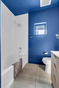 纳什维尔Hyve的蓝色和白色的浴室设有浴缸和卫生间