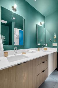 纳什维尔Hyve的一间带两个盥洗盆和大镜子的浴室