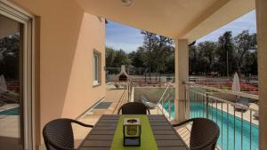 班约勒Ferienhaus mit Privatpool für 10 Personen ca 200 qm in Banjole, Istrien Istrische Riviera - b54844的一个带桌椅的阳台和一个游泳池