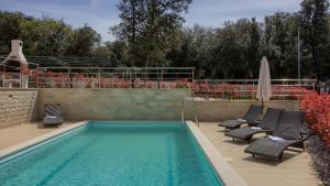 班约勒Ferienhaus mit Privatpool für 10 Personen ca 200 qm in Banjole, Istrien Istrische Riviera - b54844的一个带两把椅子的游泳池和一个游泳池