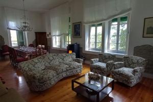 Neviano degli ArduiniB&B Cortebonomini apartment的客厅配有沙发、椅子和桌子