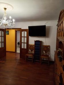塞代拉Vacaciones的客厅配有2把椅子和平面电视
