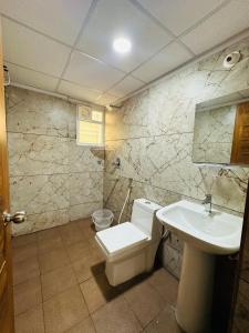 迈索尔Oryx Residences的一间带卫生间和水槽的浴室