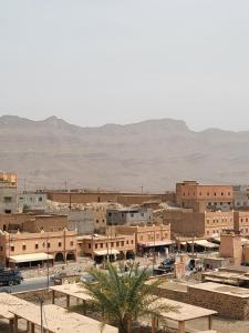 Aït TiourhzaDar Ilyana的沙漠中的一座小镇,以群山为背景