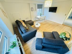 兰讷斯aday - Randers Beautiful Central 2 bedrooms Apartment的客厅配有两张沙发和一张桌子