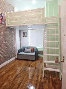 纽约The Harlem Getaway的带沙发的客厅内的一张高架床