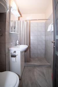 阿拉德Norbert 6的浴室配有卫生间、盥洗盆和淋浴。