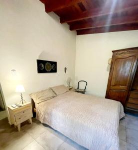 科尔多瓦Lunas de Spilimbergo的一间卧室配有一张床和一扇木门