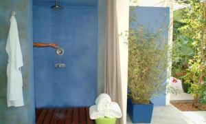 伊斯拉莫拉达Casa Morada的浴室设有蓝色门和淋浴。