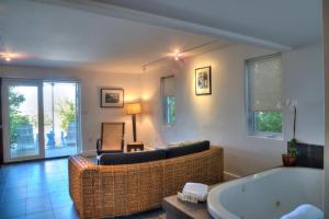 伊斯拉莫拉达Casa Morada的带沙发和浴缸的客厅