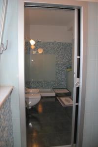 巴里瓦伦蒂诺住宿加早餐旅馆的带浴缸、卫生间和盥洗盆的浴室