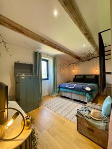 JonquièresLe Mas Saint Philippe的一间卧室配有一张床和一个沙发