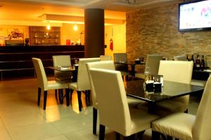 巴拿马城泰拉诺瓦酒店的一间带桌椅的餐厅和酒吧
