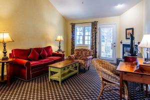 坎布里亚坎布里亚酒店的客厅配有红色的沙发和椅子