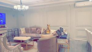 利雅德Haiat Villa的客厅配有沙发和桌子