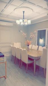 利雅德Haiat Villa的一间带桌椅的用餐室