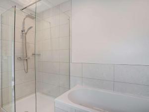 2 Bed in Gower 91723的带淋浴和浴缸的白色浴室