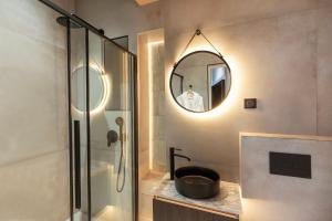 巴黎SAINT- PAUL - LUXURY APARTMENT IN HOTEL DE VILLE的一间带水槽、淋浴和镜子的浴室